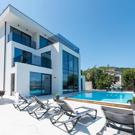 Naya With Heated Pool And Hot Tub Villa *